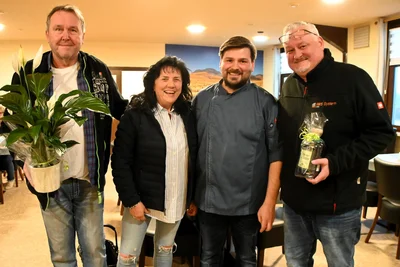 Chef Alexander Fertich (Zweiter von rechts) nimmt Glückwünsche von Gunter Mecklenburg sowie Angela und Heiko Petzoldt (rechts) entgegen.