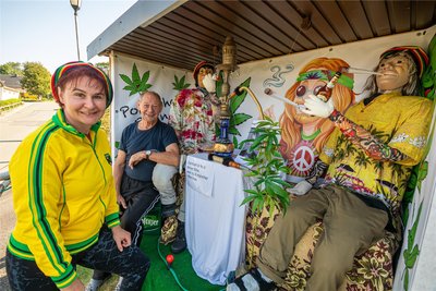 Dass sie die Cannabisfreigabe kritisch betrachten, wollen die Erbauer, zu denen Silke Gobor und ihr Vater Rolf Schmidt gehören, zum Ausdruck bringen.