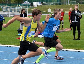 Eliah Schreiber (l.) von der LG Mittweida sprintete über die 75 Meter für das Team Erzgebirge mit den Mittelsachsen