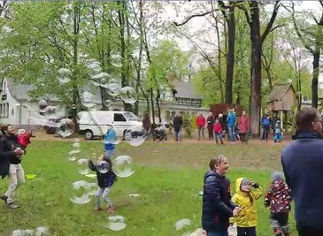 Am Himmelfahrtstag 2021 kamen rund 100 Leute in den Schwanenteichanlagen in Mittweida zusammen. Ein Video bei Youtube zeigt das Kinderfest, mitten im Park steht auch ein weißer Transporter. 