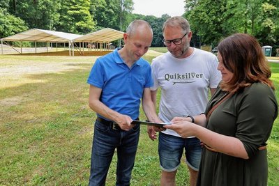 Nach dem Aufbau der Festzelte traf sich Rathauschef Jörg Schmeißer (l.) mit dem Parklauf-Organisator Andreas Hahn und der Koordinatorin des Vereinstages, Juliane Richter.
