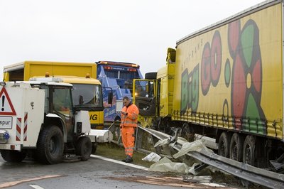 Ein Lkw ist am Donnerstag auf der A72 zwischen Pirk und Plauen-Süd verunglückt und hat den Verkehr in Richtung Hof lahm gelegt.