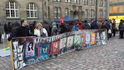 Teilnehmung der Kundgebung gegen die Verschärfung des Asylrechts auf dem Chemnitzer Neumarkt.