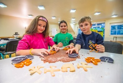 Elina Schmidtke, Hannah Kracmar und Lukas Unger (v. l.) aus der 3. Klasse der Grundschule Eibenstock backen für ihre Mitschüler. 