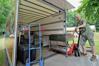 Das Catering liegt in den Händen von Gastronom Thomas Riedel, der moderate Preise verspricht. Ein Bier soll 4 Euro, ein alkoholfreies Getränk 3 Euro, ein Wasser 2,50 Euro kosten.