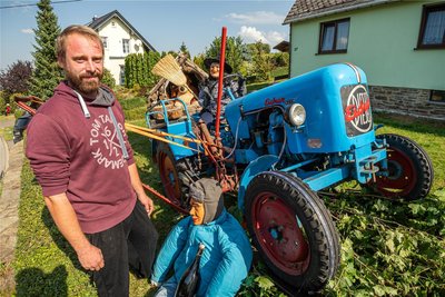 Im Vorgarten von Florian Knoll hat das Fegeweib vom Katzenstein einen Traktor erobert.