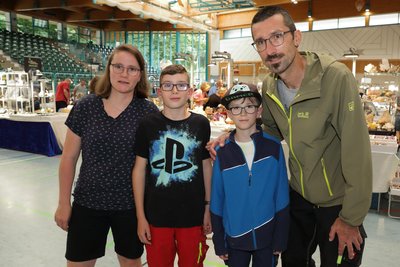 Matthieu Cordes (zweiter v. l.), sein Bruder Wesley, Vater Michael und Mutter Heike besuchten die Mineralienbörse.