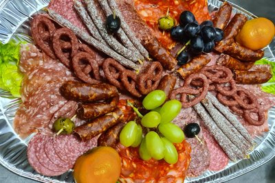 Eine Platte mit Wurstspezialitäten, garniert mit Trauben, hat Caterin Ines Koncz zusammengestellt.