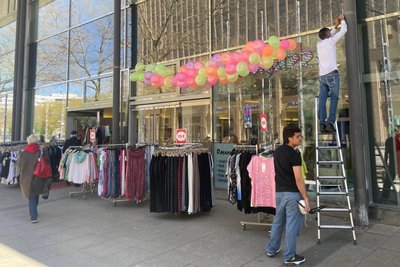 Das neue Geschäft „Ragazzi“ an der Straße der Nationen wurde am Wochenende nochmal geschmückt.