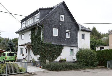 So sieht das Haus Nummer 7 in der Bergstraße heute aus. Als es im Jahr 1852 gebaut wurde, gab es noch keine Straßennamen. Auch dieses Gebäude hat in der Reichenbacher Häuserchronik einen Steckbrief. 