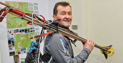Michael Gürtler zieht die Organisationsfäden für die Neuauflage der Skitour Erzgebirge querdurch. Zu seinen Erinnerungsstücken zählen diese Ski, die in der Touristinformation Jöhstadt einen festen Anschauungsplatz haben. Sie waren einst Teil des Wettkampfmaterials. 