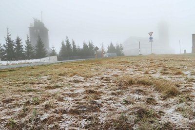 Ein Hauch von weiß: Der Fichtelberg zeigte sich am Sonntagmorgen leicht angezuckert.