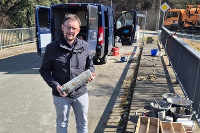 Bürgermeister Rolf Weigand mit einem der Bohrkerne aus den Widerlagern der Brücke bei Hohentanne.