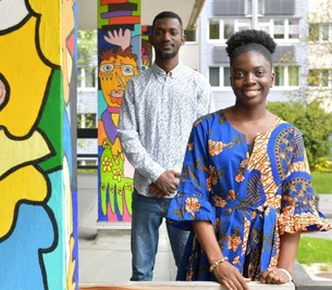 Edudzinam Tetteh aus Ghana (vorn) und Alhaji Sulaiman Bah aus Sierra Leone auf dem Campus der TU Bergakademie. Beide studieren an der TU Bergakademie und machen auf die Folgen des Klimawandels in ihren Heimatländern aufmerksam.
