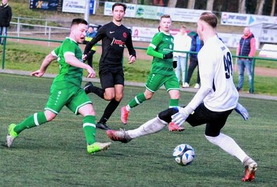 Andreas Knoll (links) trifft zum 1:1 für den SV Merkur Oelsnitz. Am Ende besiegten die Vogtländer den Meeraner SV mit 4:1. 