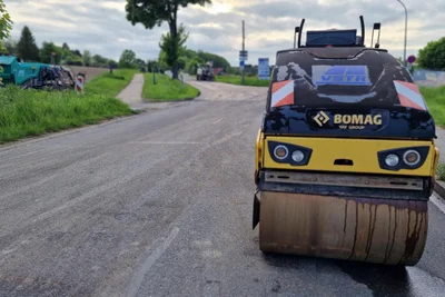 An der Treuener Straße/Alte Lengenfelder Straße wurde die Fahrbahn abgefräst und teils schon geteert. Fußgänger kommen hier schlecht voran. Ab Freitag nach Pfingsten soll der kleine Abschnitt fertig sein.