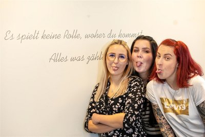 Jobcenter-Mitarbeiterinnen Marie Burkhardt (von links), Shirin Fuchs und Eyleen Rymek-Neef machen sich für mehr Toleranz am Arbeitsplatz gegenüber Körperschmuck stark.