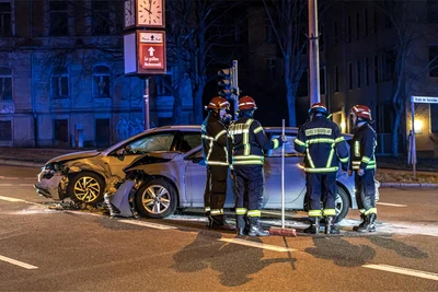 Eine halbe Stunde nach dem Unfall hatten die Kameraden der Berufsfeuerwehr das Bindemittel auf der Fahrbahn aufgetragen.