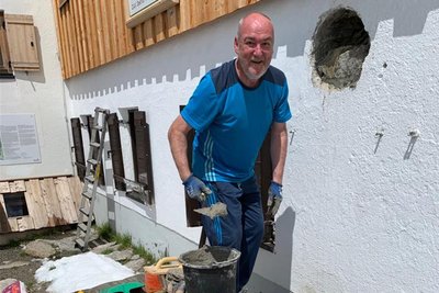 Hüttenwart Jens Winkelmann beim „Anhütten“, also dem Saisonstart an der Plauener Hütte 2022. In diesem Jahr wurde die Fassade der Hütte erneuert.