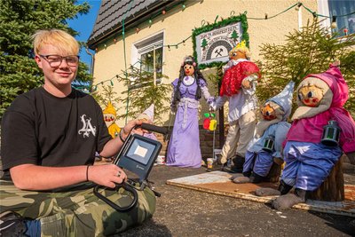 Simon Nestler hilft seiner Oma bei technischen Fragen, wie etwa der Beleuchtung der Puppen.