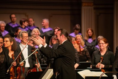 Frauenkirchenkantor Matthias Grünert dirigiert am Samstag das Symphoniekonzert in Bad Elster und gibt am Freitag ein Orgelkonzert in Bobenneukirchen.