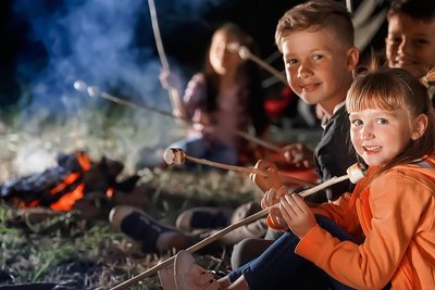 Ein Lagerfeuer krönt abenteuerliche Sommertage. Man rückt näher zusammen, erzählt sich Geschichten, brutzelt Marshmallows.