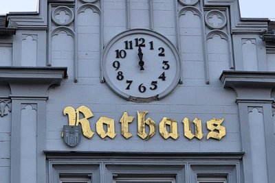 Lange stand die Rathausuhr in Elsterberg auf fünf vor Zwölf – inzwischen funktioniert sie wieder.