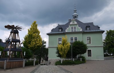 Der Schönheider Bürgermeister wurde im Dezember 2017 von Landrat Frank Vogel vom Dienst suspendiert. Jetzt hat ein Gericht entschieden, dass er aus dem Beamtenverhältnis entfernt wird. 