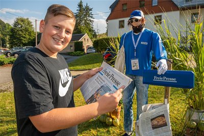 Bei einem komplett ausgestatteten „Freie Presse“-Zusteller wirft Oliver Reichel einen Blick in die aktuelle Tageszeitung.