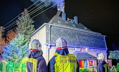Aus dem Schornstein drangen Qualm und Funken. 