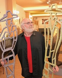 Tobias Michael mit seinem Werk "Feminin" und "Maskulin".
