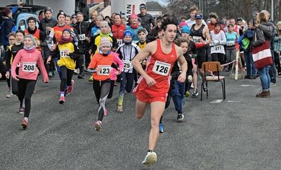 Bei der 45. Auflage des Falkensteiner Neujahrsberglaufs sind über 220 Aktive an den Start gegangen. Kajo Klug vom Treuener LV (Nr. 126), der das 3-Kilometer-Rennen für sich entschied, führt das Feld an.