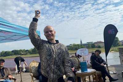Schauspieler Milon Goetz bei einem Ausschnitt aus „Flunkeln im Dunkeln“ in Dresden.