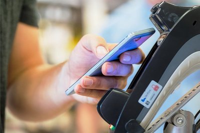 Ein Smartphone wird zum Bezahlen an ein Kassenterminal gehalten. Gerade in der Coronapandemie hat sich der Trend zum bargeldlosen Zahlen auch in Deutschland verstärkt. 