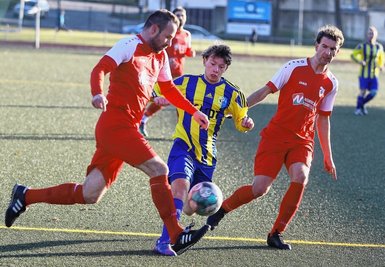 Michael Weiß (l.) und Marcel Klaus von der SG Neukirchen nehmen Lucas Walther in die Zange. In einem turbulenten spiel setzten sich Annaberger am Ende aber mit 6:5 durch. 