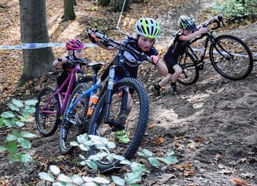 Teile der Strecke - wie hier in Radibor bei Bautzen -zu Fuß zurückzulegen, gehört zum sportlichen Alltag von Leni Schiwek und ihrem Bruder.