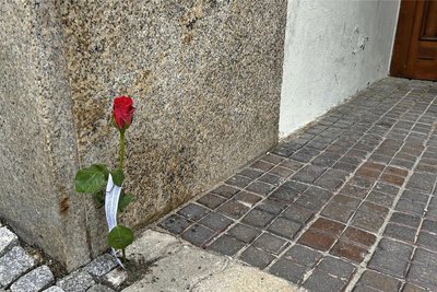 So wie hier an der Bahnhofstraße befinden sich vor mehreren Gebäuden in der Stadt rote Rosen.