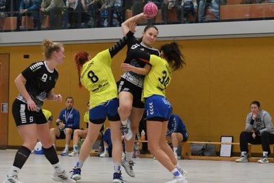 In den Halbräumen war oftmals Endstation: Hier wird Laura Uhlemann von der Gästedefensive entscheidend gestört.
