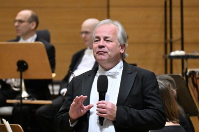 Gastdirigent Axel Kober leitete beim 2. Sinfoniekonzert der Saison die Robert-Schumann-Philharmonie souverän und einfühlsam.