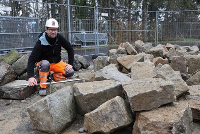 Enrico Stelzer, der auch den Minibagger lenkt, hier bei der Auswahl der passenden Steine. Die wurden für Puzzle nach Größen vorsortiert.