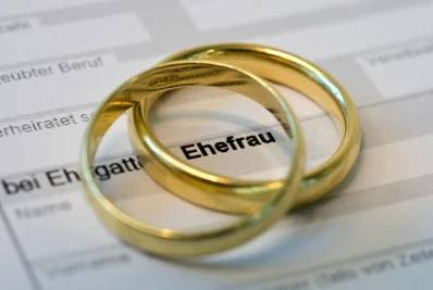 Nur aus steuerlichen Gründen geheiratet? Manchmal wird das Paaren jedenfalls unterstellt. Dabei lohnt sich die Ehe aus finanzieller Sicht gar nicht immer.