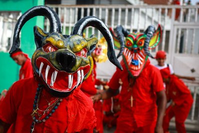Als Teufel verkleidete Männer nehmen in Venezuela an einem traditionellen Volksfest zu Fronleichnam teil. 