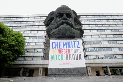 Nach den Ausschreitungen im August 2018 hatte Chemnitz massive Anstrengungen unternommen, um den Ruf der Stadt zu korrigieren. Angesichts einer Reihe neuer rechtsextrem motivierter Vorfälle wächst vor dem Kulturhauptstadtjahr 2025 der Druck zu beweisen, dass die Stadt ihre Lektion gelernt hat. 