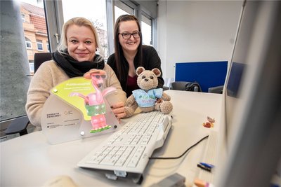 Die Gleichstellungsbeauftragte des Jobcenters, Franziska Hocher (links), unterstützte die Idee ihrer Kolleginnen - hier mit Marie-Luise Wohlrab. Für das Projekt gab es den Publikumspreis der Charta der Vielfalt.