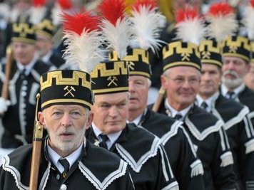Bergbrüder läuten mit der Bergparade in Chemnitz die Weihnachtszeit ein.