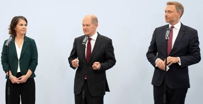 Wollen es zusammen versuchen: Grünenchefin Annalena Baerbock (von links), SPD-Kanzlerkandidat Olaf Scholz und FDP-Chef Christian Lindner nach der Sondierungsrunde. 
