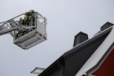 Mit der Drehleiter kontrollierten die Einsatzkräfte den Schornstein des Wohnhauses.
