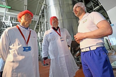 René Flath im Gespräch mit Sven Krüger und Jörg Woidniok (v. r.). 