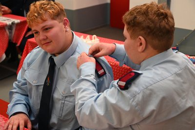 Die 18-jährigen Franziska und Alexandra Markert (v.l.) sind zu Feuerwehrfrauen befördert worden. Dafür gibts Schulterstücke.