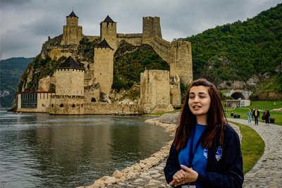 Am Eingang zum Eisernen Tor, etwa am Flusskilometer 970 der Donau, steht die Festung Golubac. Hier führt Dragana jährlich Hunderte Besucher durch die zahlreichen Türme der Burg.